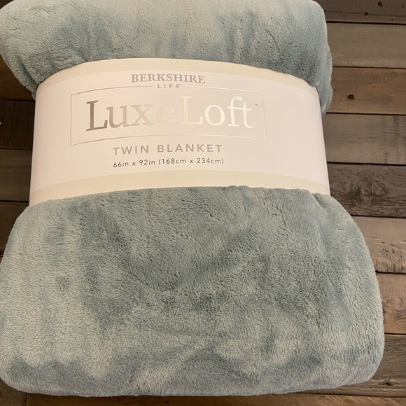 Berkshire Bedding New Berkshire Life Luxeloft Blanket Poshmark
